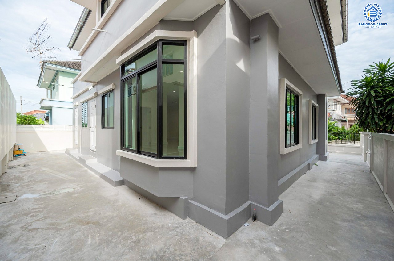 บ้านมือสองตกแต่งใหม่ โครงการ วรารมย์ เพชรเกษม81 แบรนด์ Q.House รองรับทุกความสุขใกล้ส่วนกลาง เนื้อที่ 64.1 ตร.ว. ฟังก์ชัน 4 ห้องนอน 3 ห้องน้ำ 1 ห้องอเนกประสงค์ จอดรถได้ 2 คัน บนทำเลใกล้ The Mall บางแค และเชื่อมต่อ ถนนกาญจนาฯ ถนนบางบอน และถนนพุทธมณฑลสาย4